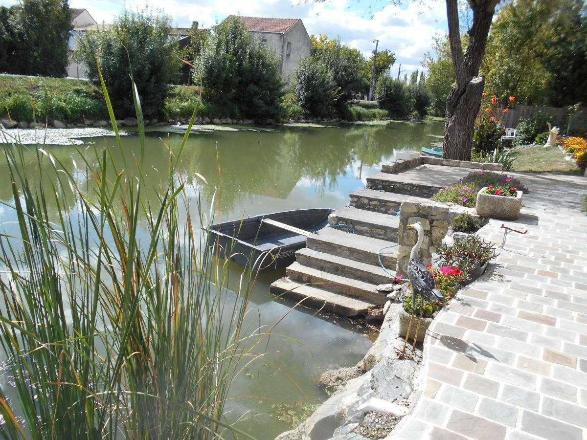 Marais Poitevin Bord Riviere Peche ,Barque, Velos, Wifi, Linge, Cheminee, Cuisine, Terrain De Boules La Taillee Экстерьер фото
